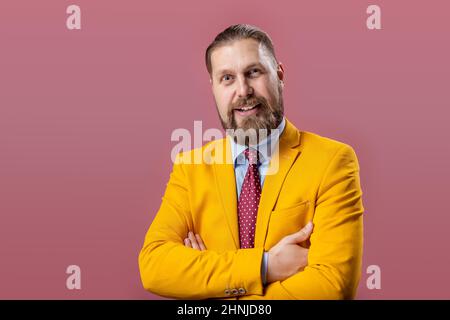 Lächelnder Geschäftsmann im Studio Stockfoto