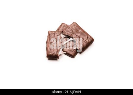 Dunkle Schokolade Bonbons isoliert auf weißem Hintergrund. Stockfoto