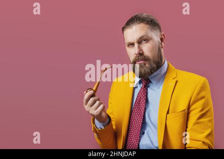 Ernsthafter Mann, der Pfeife raucht Stockfoto