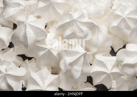 Weiße leckere Baiser, hausgemachtes Dessert. Draufsicht. Stockfoto