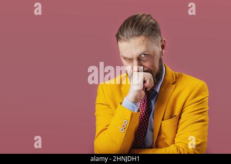 Reifer Mann mit ernstem Blick Stockfoto