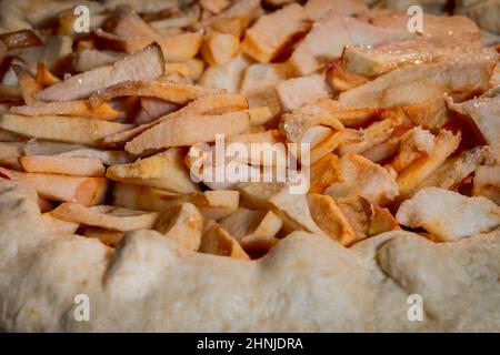 Gebackene Galette, offener Kuchen mit Äpfeln im Elektroofen: Nahaufnahme Stockfoto