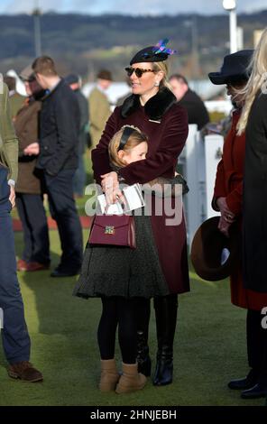 ZUR KOSTENLOSEN NUTZUNG DURCH DIE GLOUCESTERSHIRE ECHO Zara Tindall und ihre Tochter Mia genießen einen Tag Rennen auf Cheltenham Rennbahn auf Trials Day Ahead of the Go Stockfoto