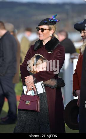 ZUR KOSTENLOSEN NUTZUNG DURCH DIE GLOUCESTERSHIRE ECHO Zara Tindall und ihre Tochter Mia genießen einen Tag Rennen auf Cheltenham Rennbahn auf Trials Day Ahead of the Go Stockfoto