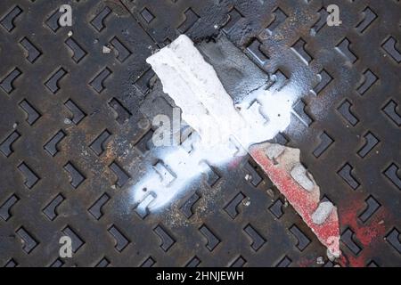München, Deutschland. 17th. Februar 2022. Vor dem Hotel 'Bayerischer Hof' ist eine versiegelte Schachtabdeckung zu sehen. Die Münchner Sicherheitskonferenz findet vom 18. Bis 20.02.2022. Im Hotel statt. Quelle: Sven Hoppe/dpa/Alamy Live News Stockfoto