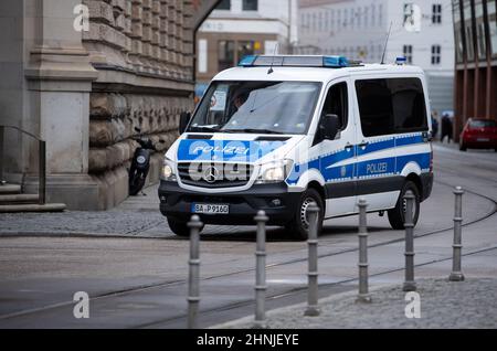 München, Deutschland. 17th. Februar 2022. In der Nähe des Hotels 'Bayerischer Hof' fährt ein Polizeiauto. Die Münchner Sicherheitskonferenz findet vom 18. Bis 20.02.2022. Im Hotel statt. Quelle: Sven Hoppe/dpa/Alamy Live News Stockfoto