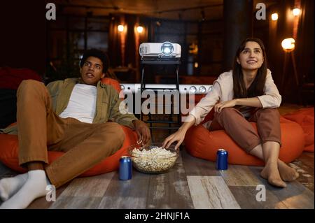Paar essen Popcorn genießen Sie spannende Film zu sehen Stockfoto