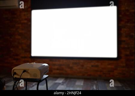 Leerer TV-Projektor, der dem Publikum Film zeigt Stockfoto