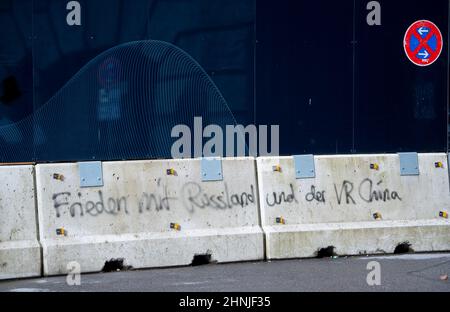 München, Deutschland. 17th. Februar 2022. „Frieden mit Russland und der VR China“ steht auf einer Barriere in der Nähe des Hotels „Bayerischer Hof“. Die Münchner Sicherheitskonferenz findet vom 18. Bis 20.02.2022. Im Hotel statt. Quelle: Sven Hoppe/dpa/Alamy Live News Stockfoto