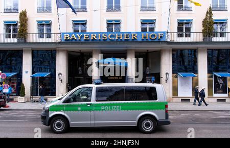 München, Deutschland. 17th. Februar 2022. Vor dem Hotel 'Bayerischer Hof' fährt ein Polizeiauto. Die Münchner Sicherheitskonferenz findet vom 18. Bis 20.02.2022. Im Hotel statt. Quelle: Sven Hoppe/dpa/Alamy Live News Stockfoto