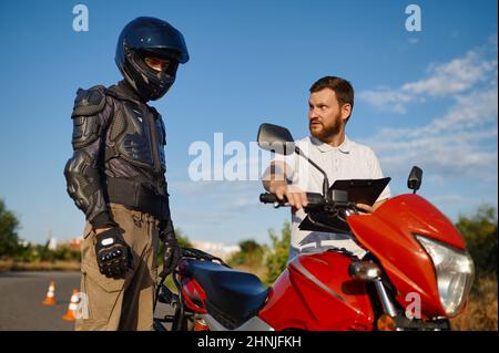 Fahrstunde auf Motordrome, Motorradschule Stockfoto