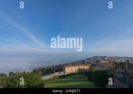 Blick vom Pincio, Aussichtspunkt Marche, Nebel, Potenza Picena, Italien, Europa Stockfoto