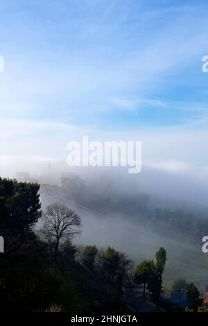 Blick vom Pincio, Aussichtspunkt Marche, Nebel, Potenza Picena, Italien, Europa Stockfoto