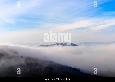 Blick auf Montelupone von Potenza Picena, Fog, Marken, Italien, Europa Stockfoto