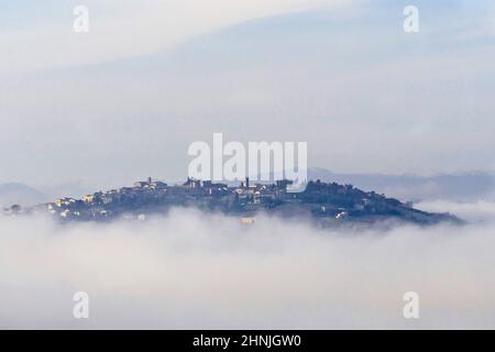 Blick auf Montelupone von Potenza Picena, Fog, Marken, Italien, Europa Stockfoto