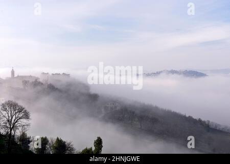 Blick vom Pincio, Aussichtspunkt Marche, Nebel, Potenza Picena, Italien, Europa Stockfoto