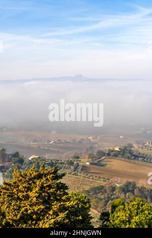 Blick vom Pincio, Aussichtspunkt Marche, Nebel, Potenza Picena, Italien, Europa Stockfoto