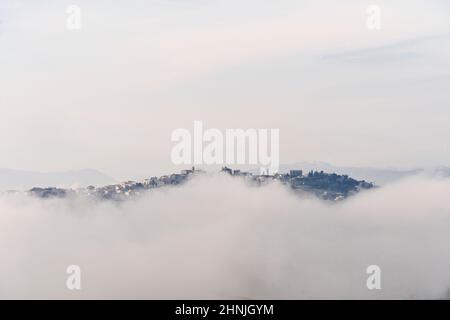 Blick auf Montelupone von Potenza Picena, Fog, Marken, Italien, Europa Stockfoto