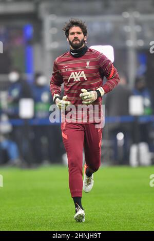 Mailand, Italien. 16th. Februar 2022. Torhüter Alisson Becker aus Liverpool wärmt sich vor dem UEFA Champions League-Spiel zwischen Inter und Liverpool bei Giuseppe Meazza in Mailand auf. (Foto: Gonzales Photo/Alamy Live News Stockfoto