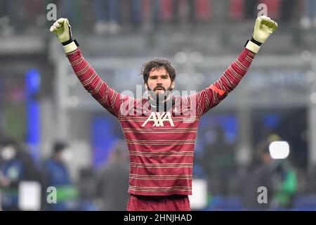 Mailand, Italien. 16th. Februar 2022. Torhüter Alisson Becker aus Liverpool wärmt sich vor dem UEFA Champions League-Spiel zwischen Inter und Liverpool bei Giuseppe Meazza in Mailand auf. (Foto: Gonzales Photo/Alamy Live News Stockfoto