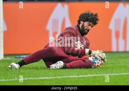 Mailand, Italien. 16th. Februar 2022. Torhüter Alisson Becker aus Liverpool wärmt sich vor dem UEFA Champions League-Spiel zwischen Inter und Liverpool bei Giuseppe Meazza in Mailand auf. (Foto: Gonzales Photo/Alamy Live News Stockfoto