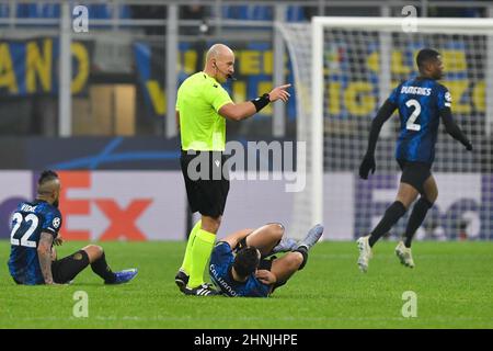 Mailand, Italien. 16th. Februar 2022. Schiedsrichter Szymon Marciniak gesehen während des UEFA Champions League-Spiels zwischen Inter und Liverpool bei Giuseppe Meazza in Mailand. (Foto: Gonzales Photo/Alamy Live News Stockfoto