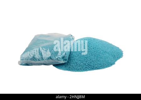 Bunte Kieselsteine in Plastiktüten für Dekorationsarbeiten im Handwerksbetrieb. Gepackte farbige Kieselsteine. Landschaftsdesign. Stockfoto