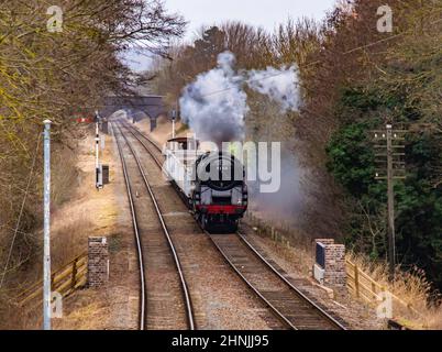 BR Standard Class 9F 2-10-0 No.92214 mit der Great Central Railway einen Güterzug nach Süden nach Quorn schleppen Stockfoto