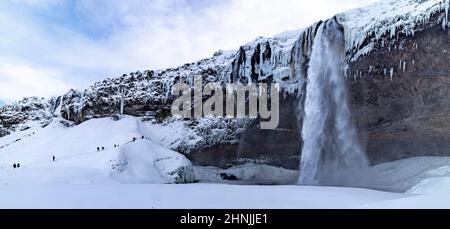 Touristen und Wasserfall in Seljalandsfoss, Vatnajokull National Park, Südosten Islands Stockfoto