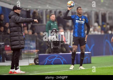 Mailand, Italien. 16th. Februar 2022. Denzel Dumfries (2) von Inter beim UEFA Champions League-Spiel zwischen Inter und Liverpool bei Giuseppe Meazza in Mailand. (Foto: Gonzales Photo/Alamy Live News Stockfoto