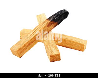 Drei Sticks aus aromatischem Holz palo santo mit verkohltem Rand isoliert Stockfoto