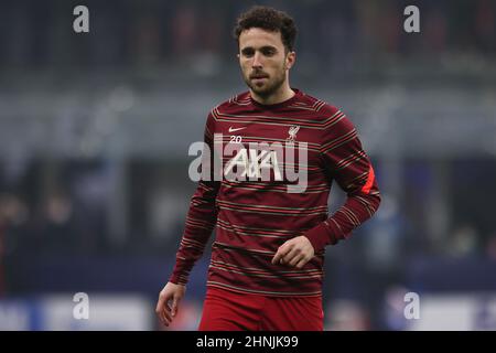 Mailand, Italien, 16th. Februar 2022. Diogo Jota vom FC Liverpool beim Aufwärmen vor dem Spiel der UEFA Champions League in Giuseppe Meazza, Mailand. Bildnachweis sollte lauten: Jonathan Moscrop / Sportimage Stockfoto