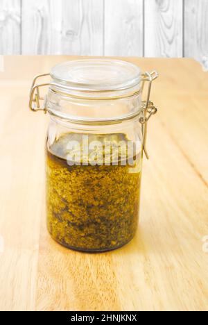 Ein Glas frische Pesto-Sauce aus der Dose Stockfoto