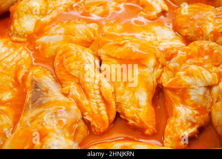 Hintergrund von Saucy Raw Hot Wings in einer Fasspfanne Stockfoto