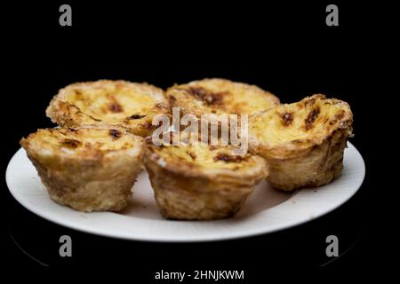 Pasteis de Nata Kustard Desserttörtchen aus nächster Nähe. Traditionelle portugiesische Pudding-Torten Pasteis de Nata. Stockfoto