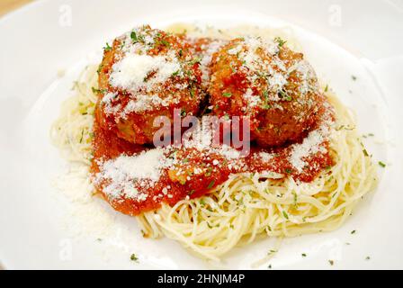 Angel Hair Pasta mit zwei Fleischbällchen und Tomatensauce mit geriebenem Parmesan Stockfoto