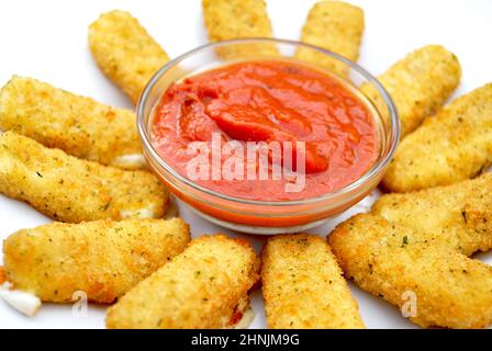 Gebackene panierte Mozzarella-Käsestäbchen mit Marinera Dipping Sauce Stockfoto