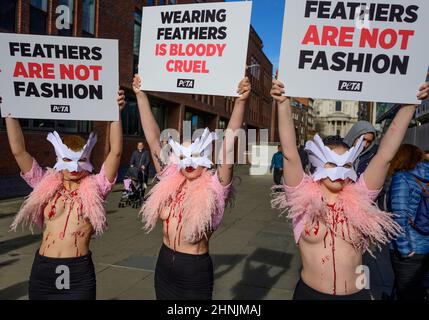 Millennium Bridge, London, Großbritannien. 17. Februar 2022. Um gegen den Einsatz von Federn bei der London Fashion Week zu protestieren, macht eine Schar von PETA-Anhängern am Donnerstag, dem 17th. Februar, die Millennium Bridge zu ihrem Laufsteg. Mit Vogelmasken und freigelegten „blutigen und gerupften“ Truhen heben sie die Notlage von Vögeln hervor, deren Federn für Modebekleidung und Accessoires herausgerissen werden. „Gefieder gehört sanften Vögeln, und die Menschen haben kein Recht, es ihnen von der Handvoll zu reißen“, sagt PETA-Direktorin Elisa Allen. „PETA fordert alle auf, mit fabelhaften veganen Textilien ein modisches Statement auf die freundliche Art und Weise zu machen.“ Kredit: Malcolm Park/A Stockfoto