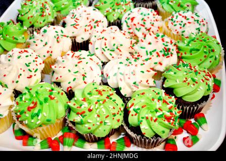 Tablett mit Holiday Cupcakes mit roten und grünen Dekorationen Stockfoto