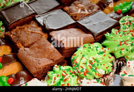 Feiertagsdesserts verschiedener Brownies und Cupcakes Stockfoto