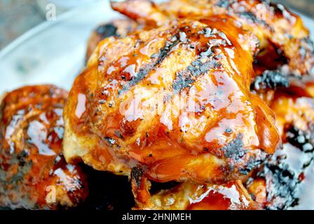 Gegrillte, saftige Chicken Oberschenkel an einem heißen Sommertag Stockfoto