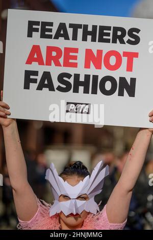 Millennium Bridge, London, Großbritannien. 17. Februar 2022. Um gegen den Einsatz von Federn bei der London Fashion Week zu protestieren, macht eine Schar von PETA-Anhängern am Donnerstag, dem 17th. Februar, die Millennium Bridge zu ihrem Laufsteg. Mit Vogelmasken und freigelegten „blutigen und gerupften“ Truhen heben sie die Notlage von Vögeln hervor, deren Federn für Modebekleidung und Accessoires herausgerissen werden. „Gefieder gehört sanften Vögeln, und die Menschen haben kein Recht, es ihnen von der Handvoll zu reißen“, sagt PETA-Direktorin Elisa Allen. „PETA fordert alle auf, mit fabelhaften veganen Textilien ein modisches Statement auf die freundliche Art und Weise zu machen.“ Kredit: Malcolm Park/A Stockfoto