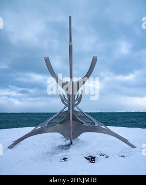 The Sun Voyager (isländisch: Sólfar), eine Skulptur von Jón Gunnar Árnason aus dem Jahr 1990, in Reykjavík, Island. Stockfoto