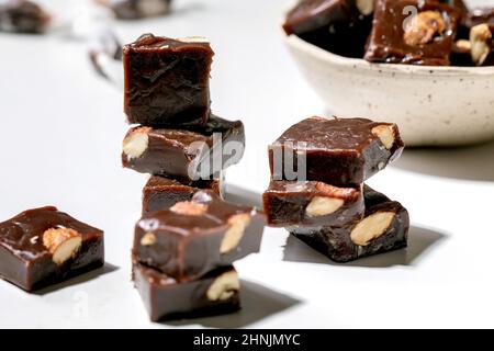 Hausgemachte Toffee gesalzen Karamell Schokolade Mandelnüsse Süßigkeiten auf weißem Tisch. Handgemachte Lebensmittel süße Geschenke für jeden Urlaub. Stockfoto