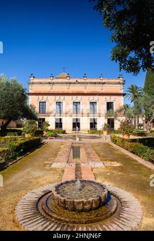 Detail des Brunnens im Alcázar von Jerez de la Frontera, Spanien. Es handelt sich um einen ehemaligen maurischen alcázar, der heute einen Park in Jerez de la Frontera in der Stadt beherbergt Stockfoto