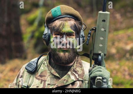 Unrasiert rasiert heissblütiger Soldat voller Stolz posiert. Hochwertige Fotos Stockfoto