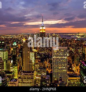 Skyline von New York City in der Abenddämmerung Stockfoto