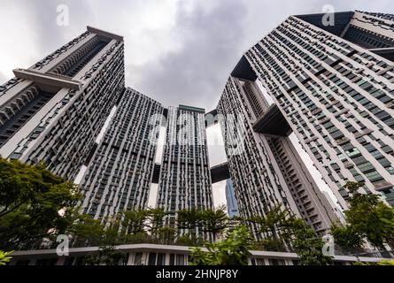 Ansicht von unten auf Immobilienwohnungen in der Innenstadt von Singapur, Wolkenkratzer bei Wolkenwetter Stockfoto