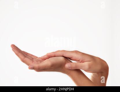 Schönheit von der Fingerspitze bis zur Fingerspitze. Nahaufnahme eines Frauenhands im Studio. Stockfoto