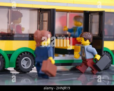 Tambow, Russische Föderation - 16. Februar 2022 zwei Minifiguren von Lego-Geschäftsleuten, die Koffer in den Bus tragen. Stockfoto